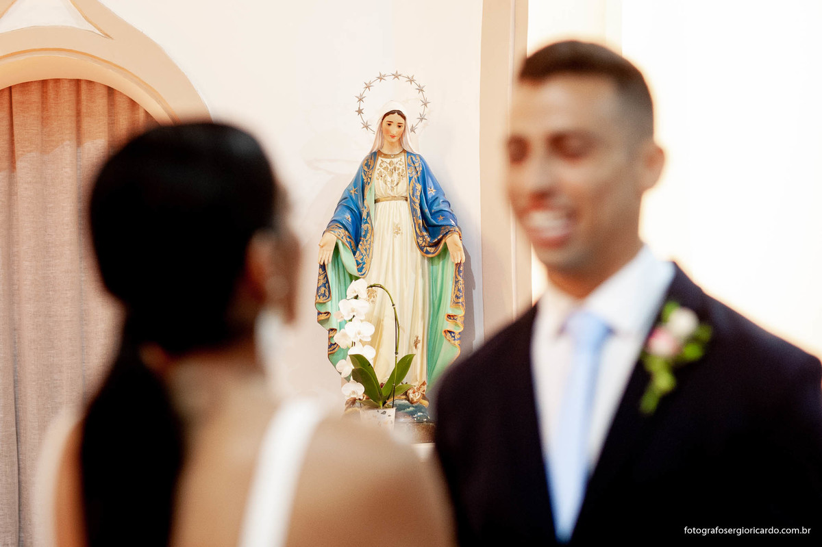 imagem dos noivos durante a cerimônia de casamento na capela santa ignez no bairro da gávea no rio de janeiro