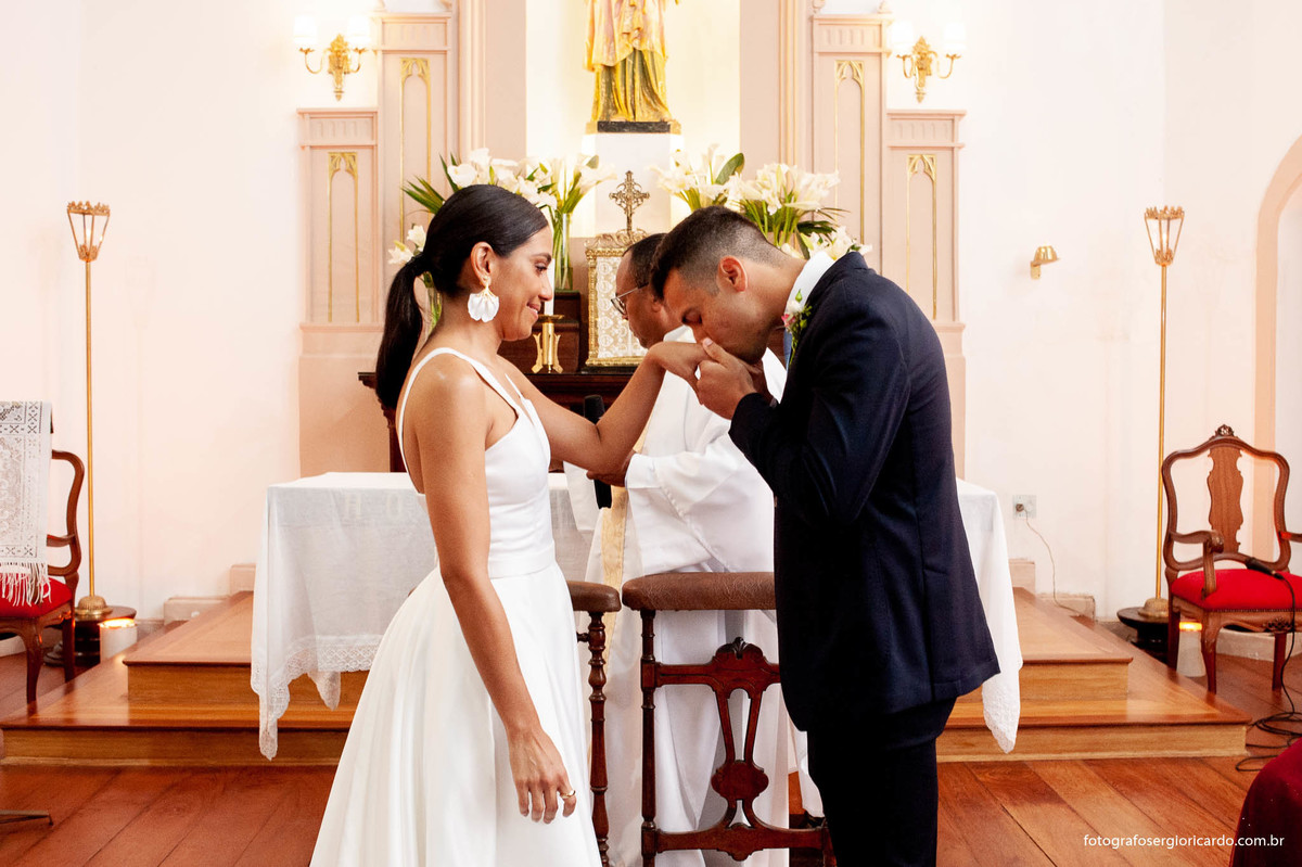 imagem dos noivos durante a cerimônia de casamento na capela santa ignez no bairro da gávea no rio de janeiro