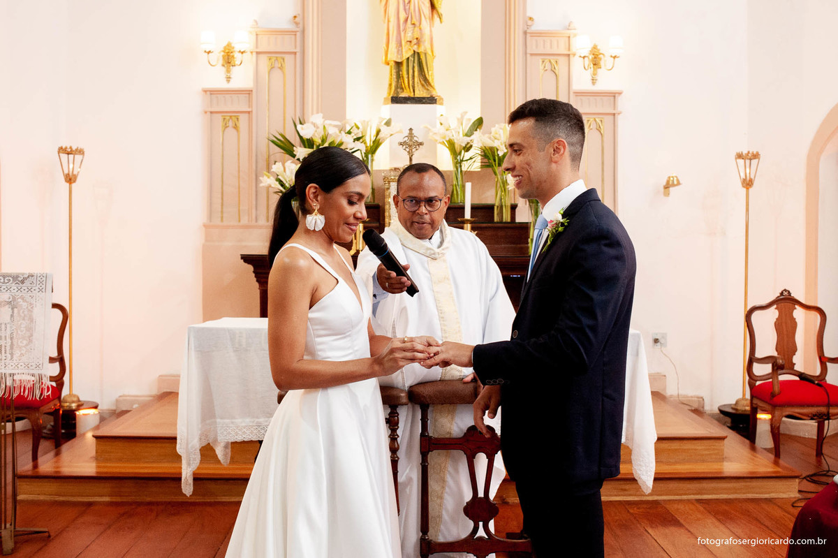 imagem dos noivos durante a cerimônia de casamento na capela santa ignez no bairro da gávea no rio de janeiro