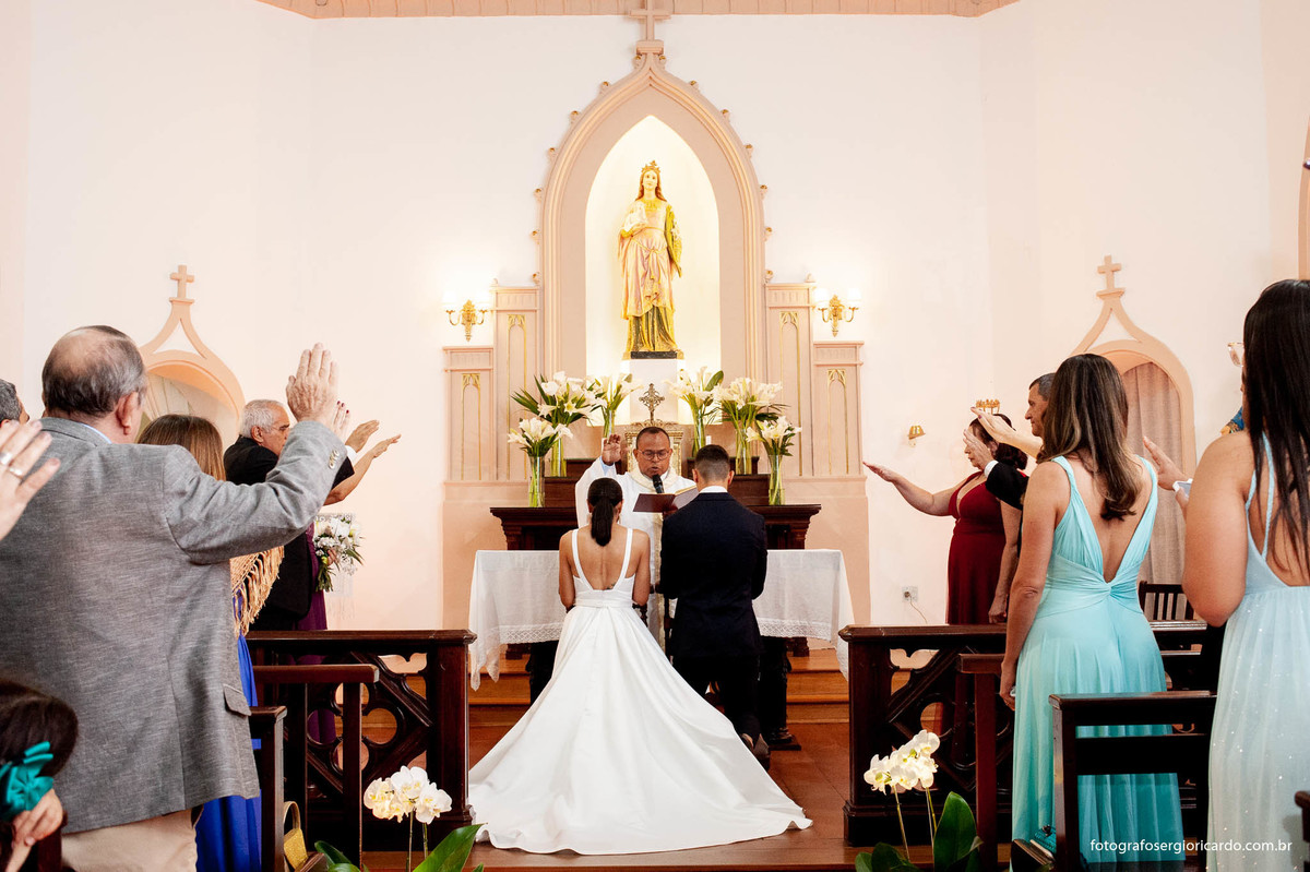 imagem dos noivos durante a cerimônia de casamento na capela santa ignez no bairro da gávea no rio de janeiro
