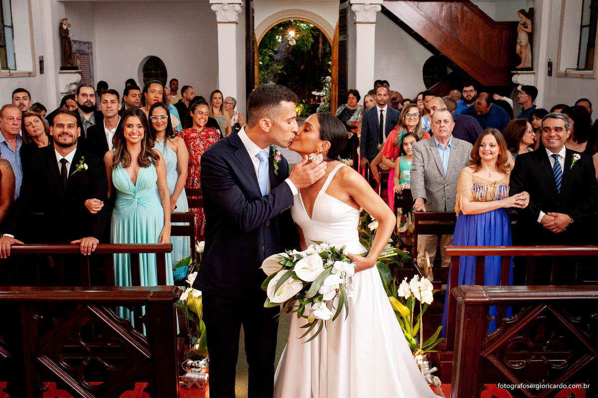imagem dos noivos durante a cerimônia de casamento na capela santa ignez no bairro da gávea no rio de janeiro