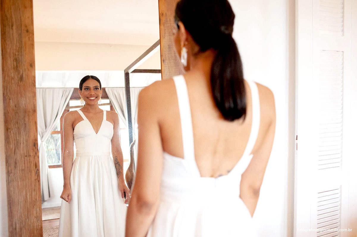 Imagem da noiva com vestido de casamento durante os preparativos no hotel mgallery em santa teresa no rio de janeiro