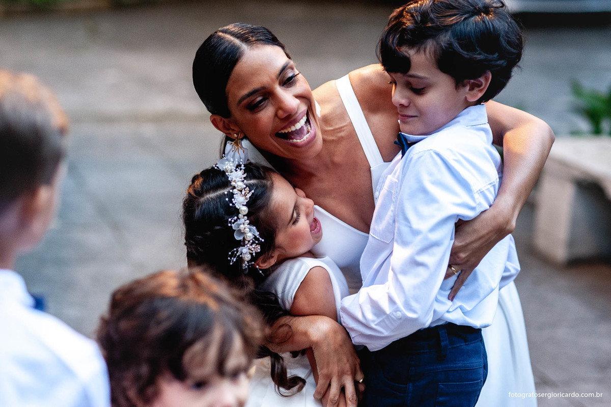 imagem da noiva com o pajem e a daminha na capela santa ignez no bairro da gávea no rio de janeiro