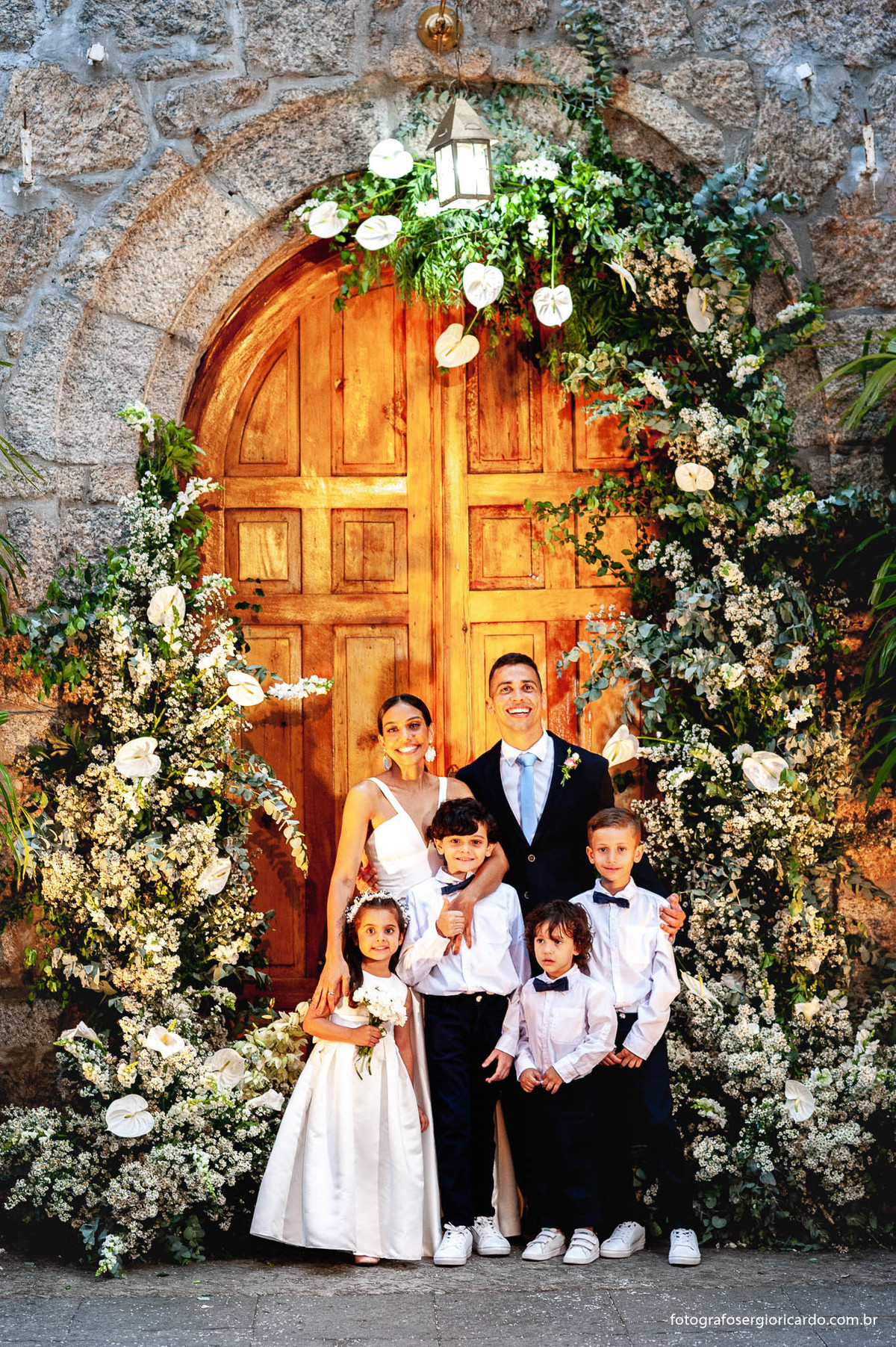 imagem dos noios com os pajems e a daminha na capela santa ignez no bairro da gávea no rio de janeiro