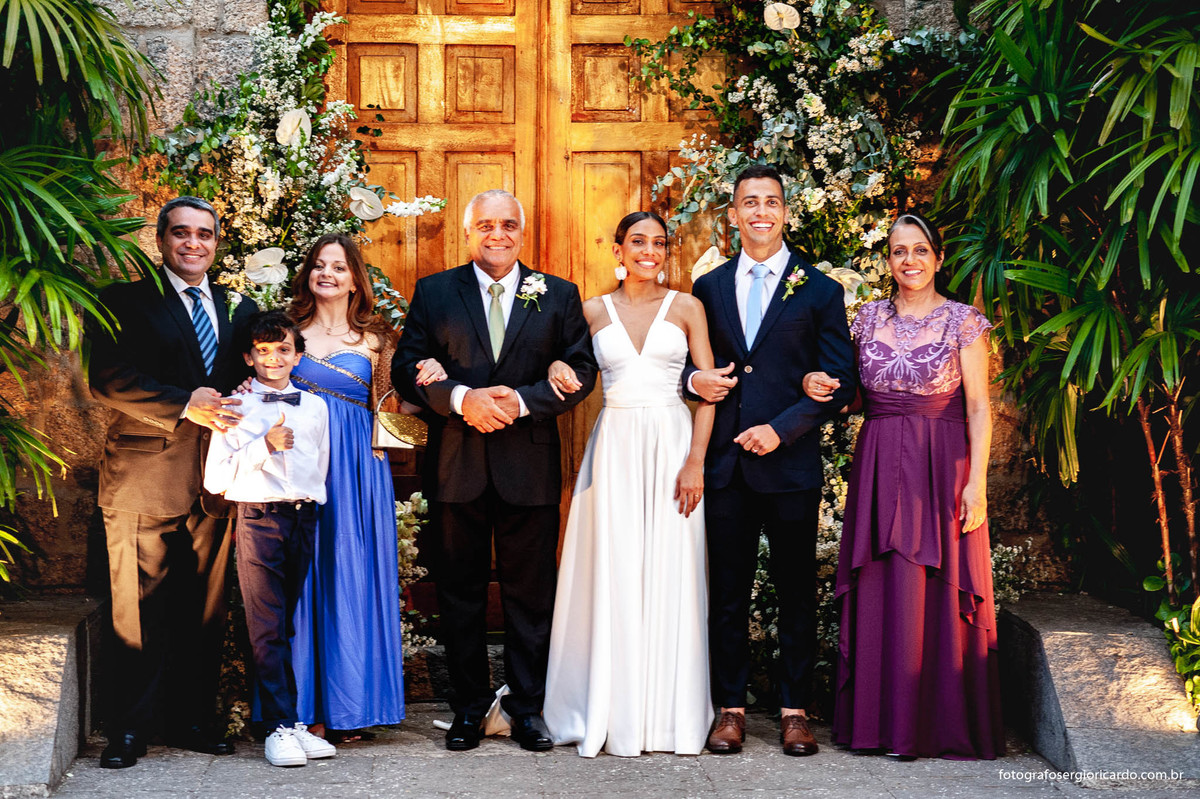 imagem dos noivos com os pais na capela santa ignez no bairro da gávea no rio de janeiro