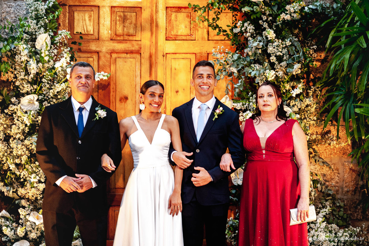 imagem dos noivos com os pais na capela santa ignez no bairro da gávea no rio de janeiro