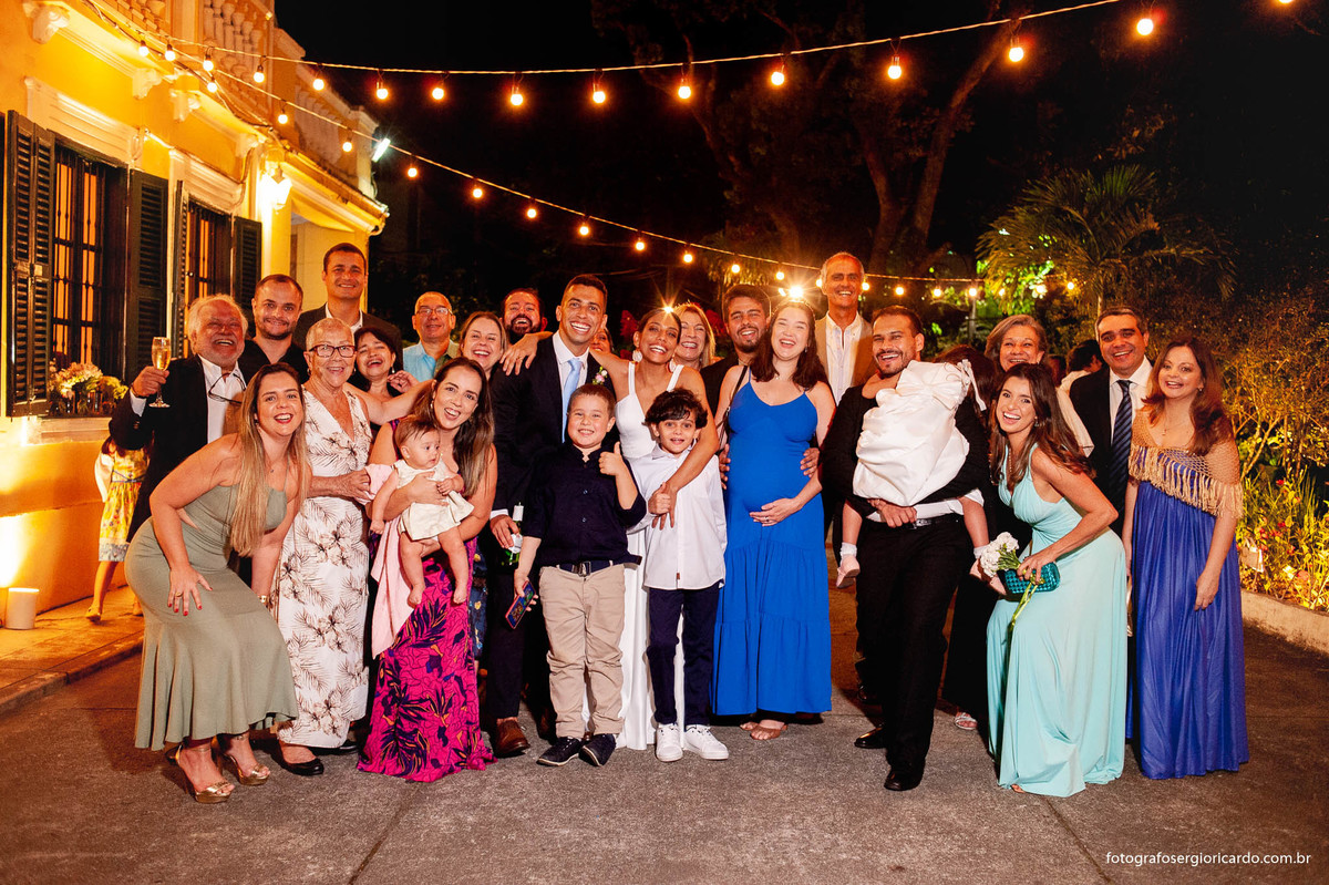 imagem dos noivos com a família e amigos na casa santa ignez no bairro da gávea no rio de janeiro