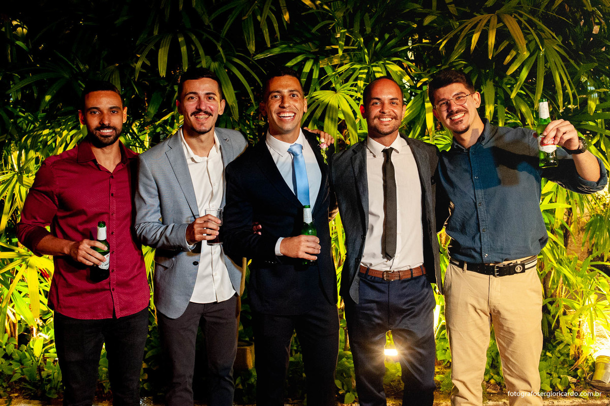 imagem do noivo com amigos na casa santa ignez no bairro da gávea no rio de janeiro