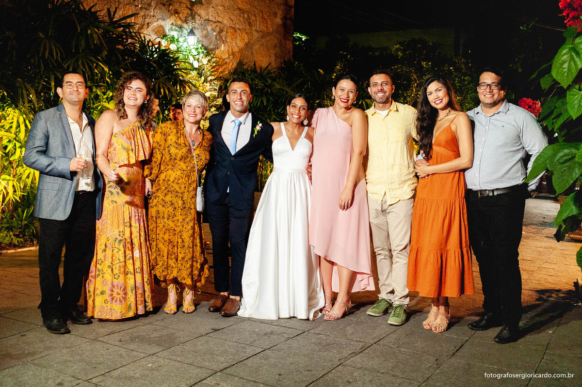 imagem dos noivos com a família e amigos na casa santa ignez no bairro da gávea no rio de janeiro