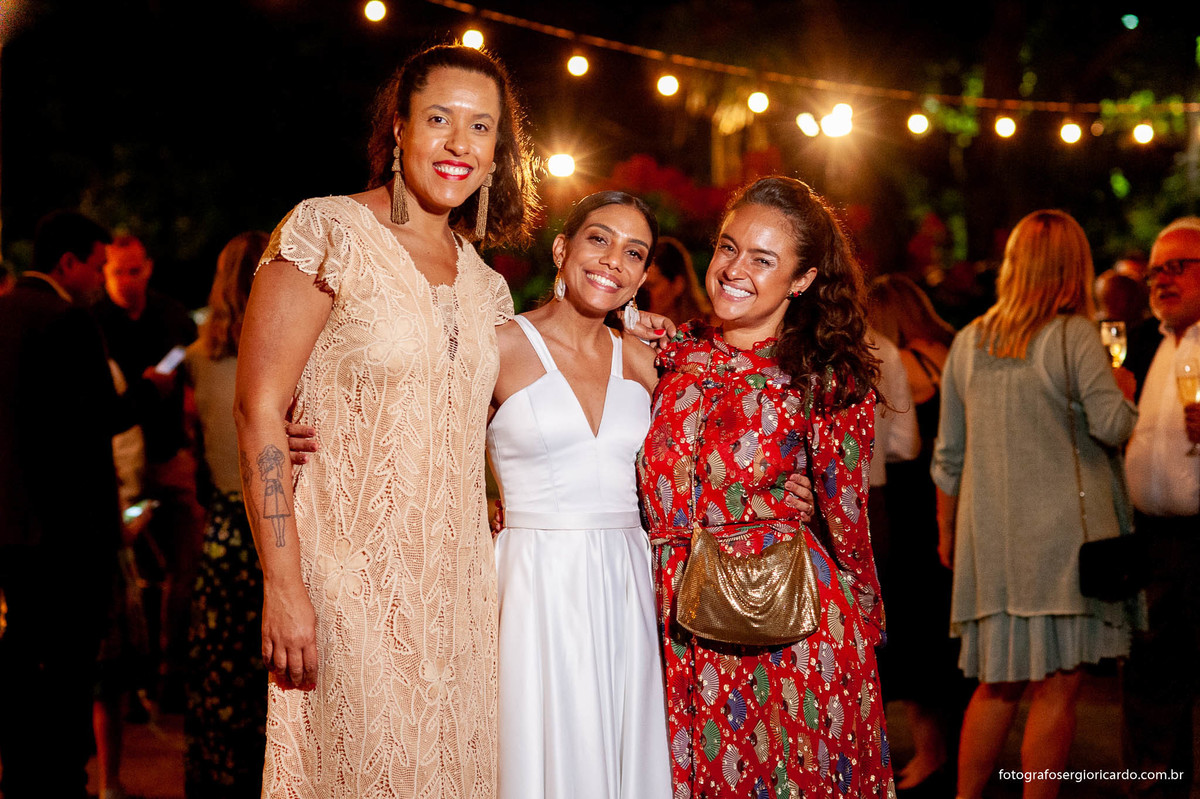 imagem da noiva com amigas na casa santa ignez no bairro da gávea no rio de janeiro