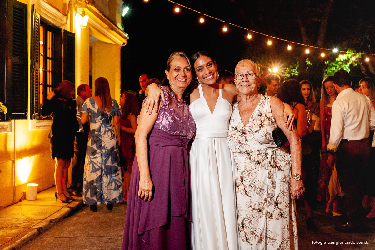 imagem da noiva com a mãe e sogra na casa santa ignez no bairro da gávea no rio de janeiro