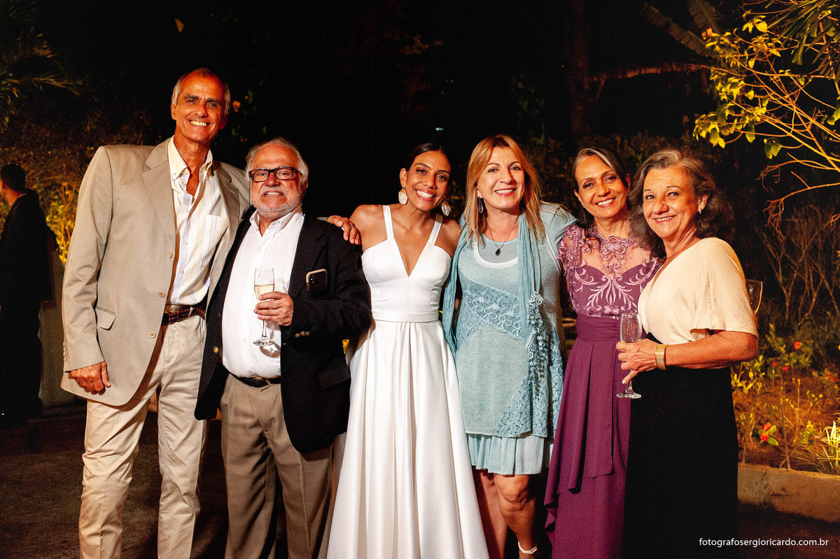 imagem da noiva com a família e amigos na casa santa ignez no bairro da gávea no rio de janeiro