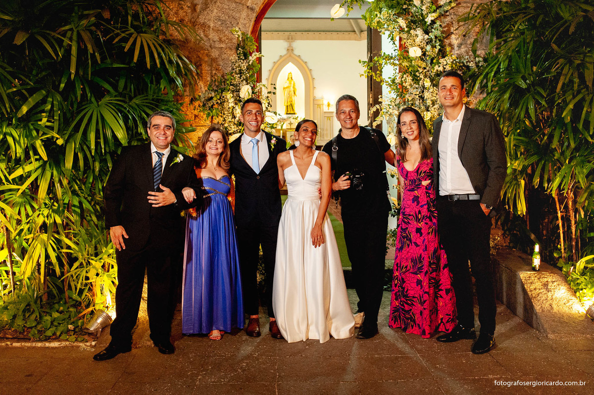 imagem dos noivos e fotógrafo na casa santa ignez no bairro da gávea no rio de janeiro