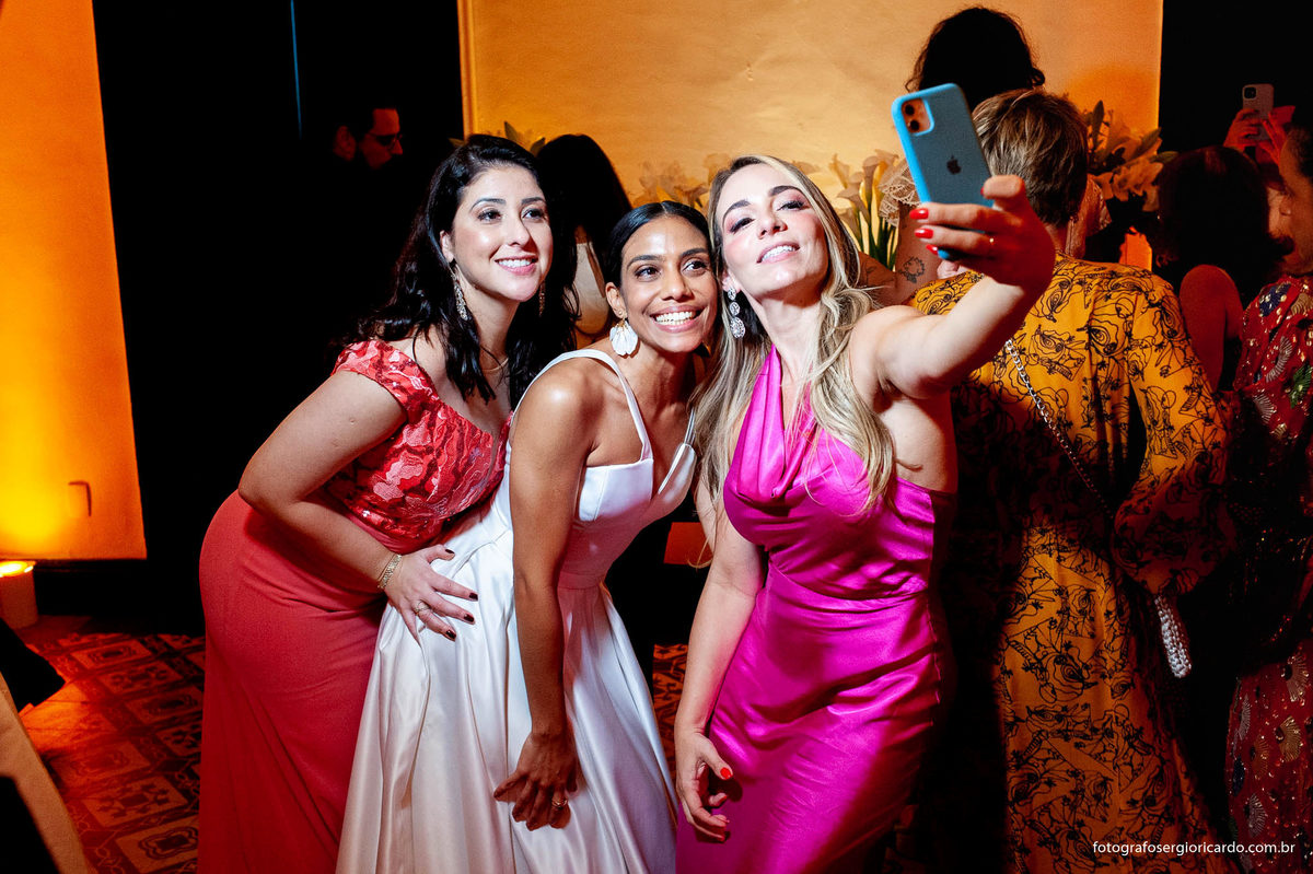 imagem da noiva com amigas na casa santa ignez no bairro da gávea no rio de janeiro