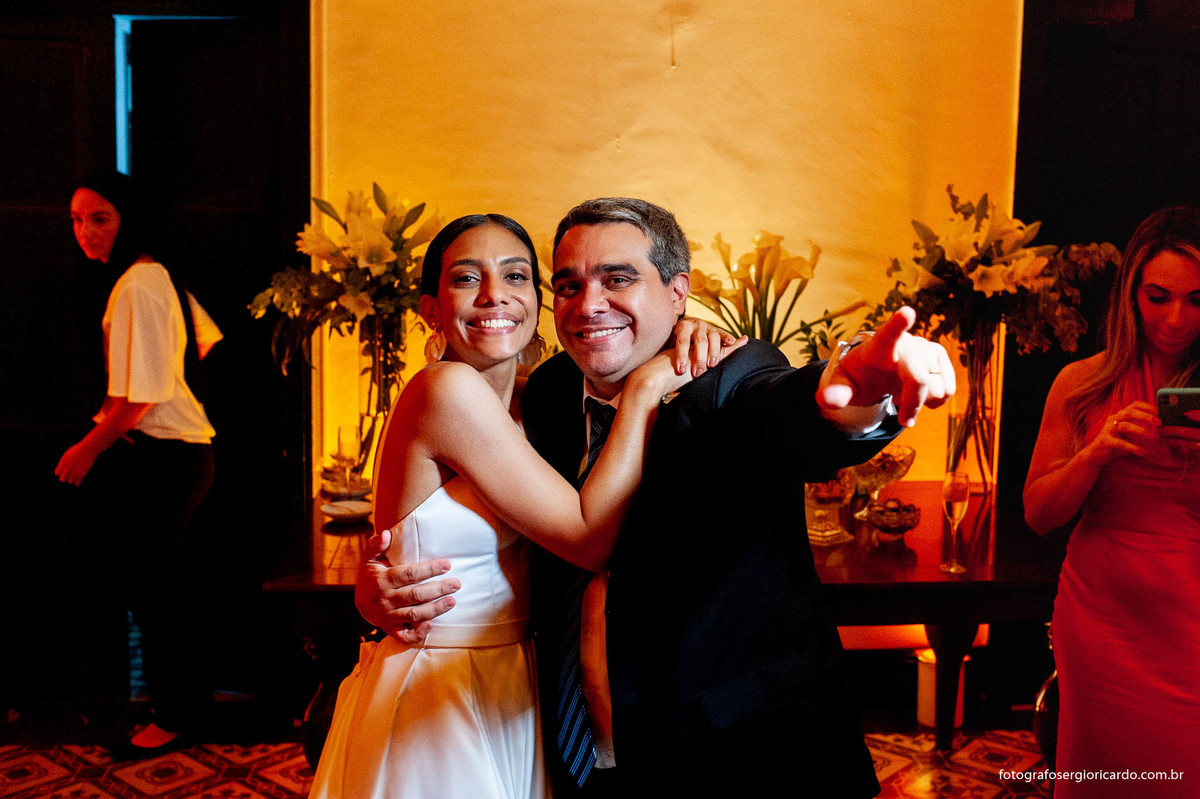 imagem da noiva com seu irmão na casa santa ignez no bairro da gávea no rio de janeiro