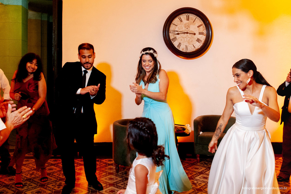 imagem da noiva dançando na casa santa ignez no bairro da gávea no rio de janeiro