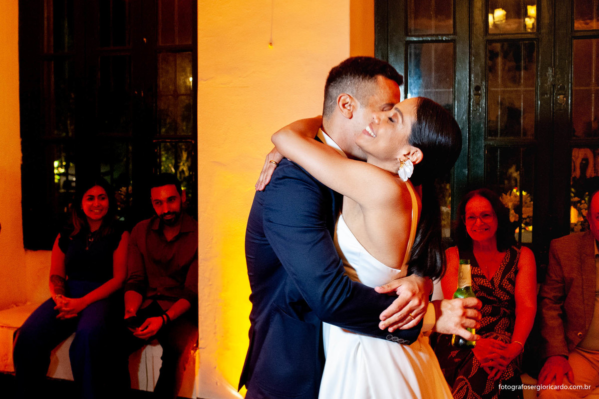 imagem dos noivos dançando na casa santa ignez no bairro da gávea no rio de janeiro