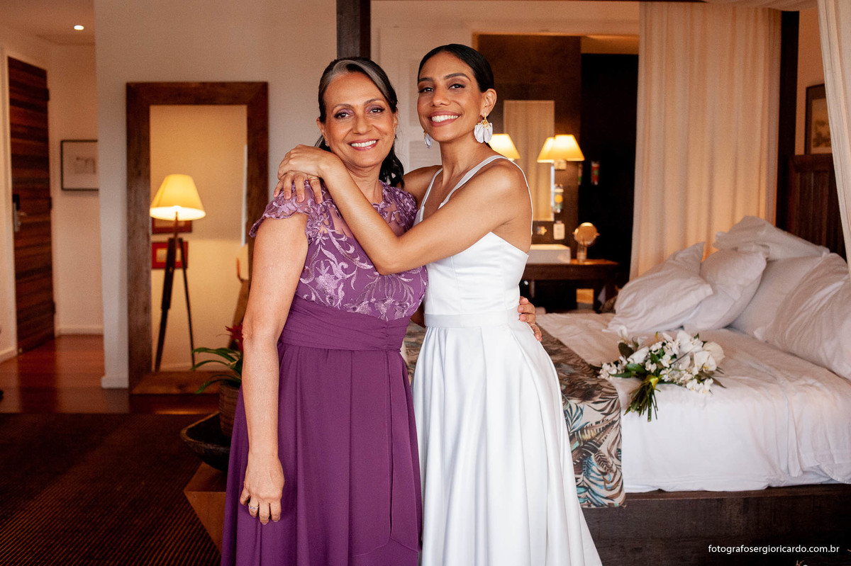 Imagem da noiva com a mãe durante os preparativos no hotel mgallery em santa teresa no rio de janeiro