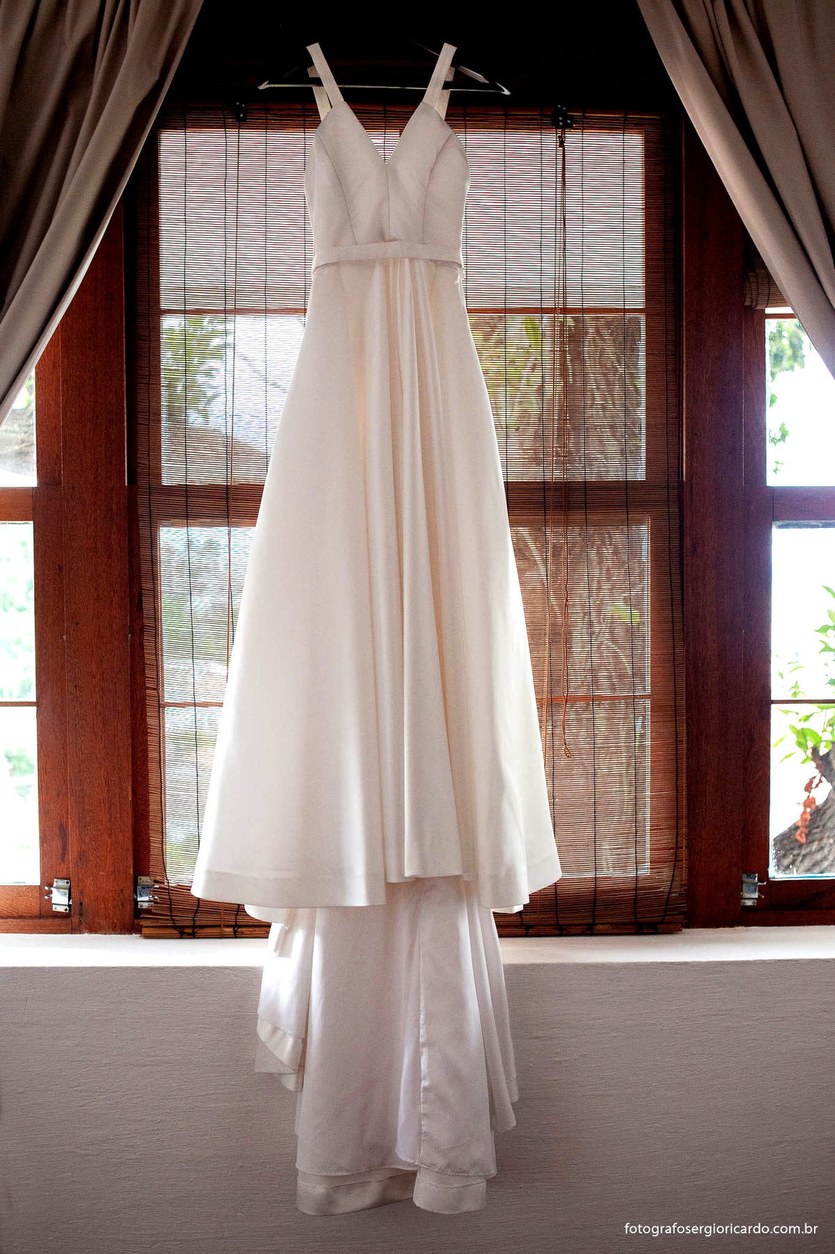 Imagem do vestido de casamento da noiva no hotel mgallery em santa teresa no rio de janeiro