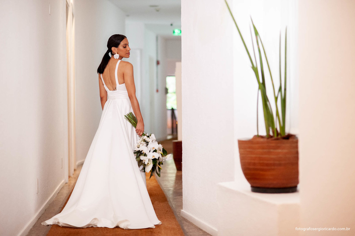 Imagem da noiva com vestido de casamento no hotel mgallery em santa teresa no rio de janeiro