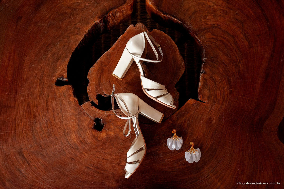 Imagem do sapato e brincos da noiva no hotel mgallery em santa teresa no rio de janeiro