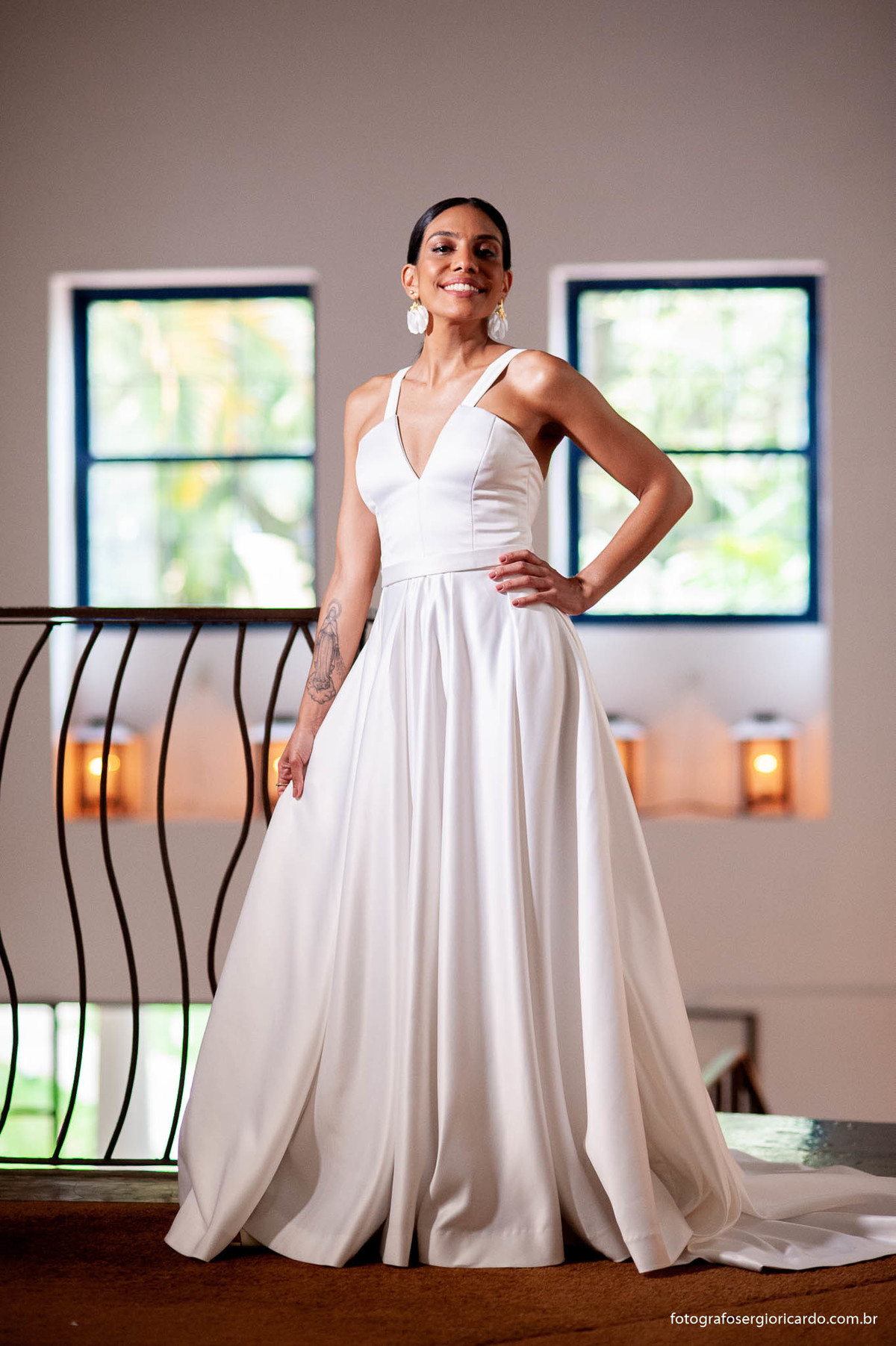 Imagem da noiva com vestido de casamento no hotel mgallery em santa teresa no rio de janeiro