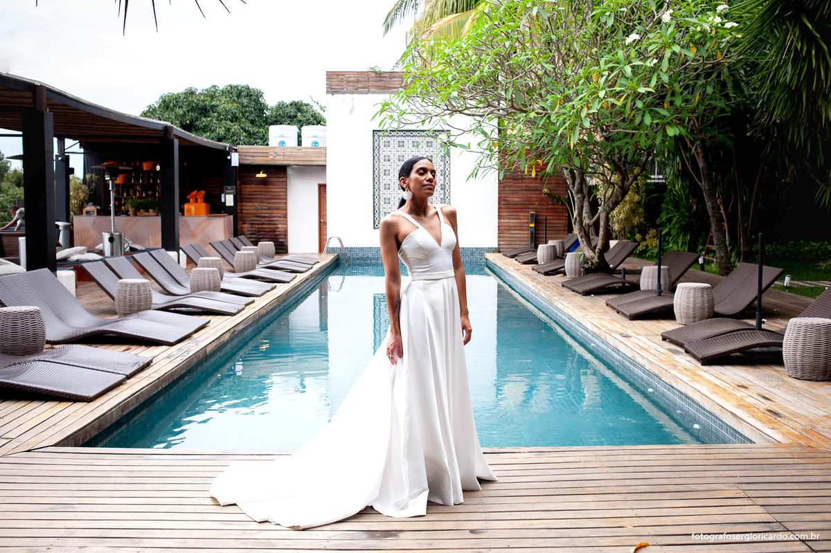 Imagem da noiva com vestido de casamento no hotel mgallery em santa teresa no rio de janeiro