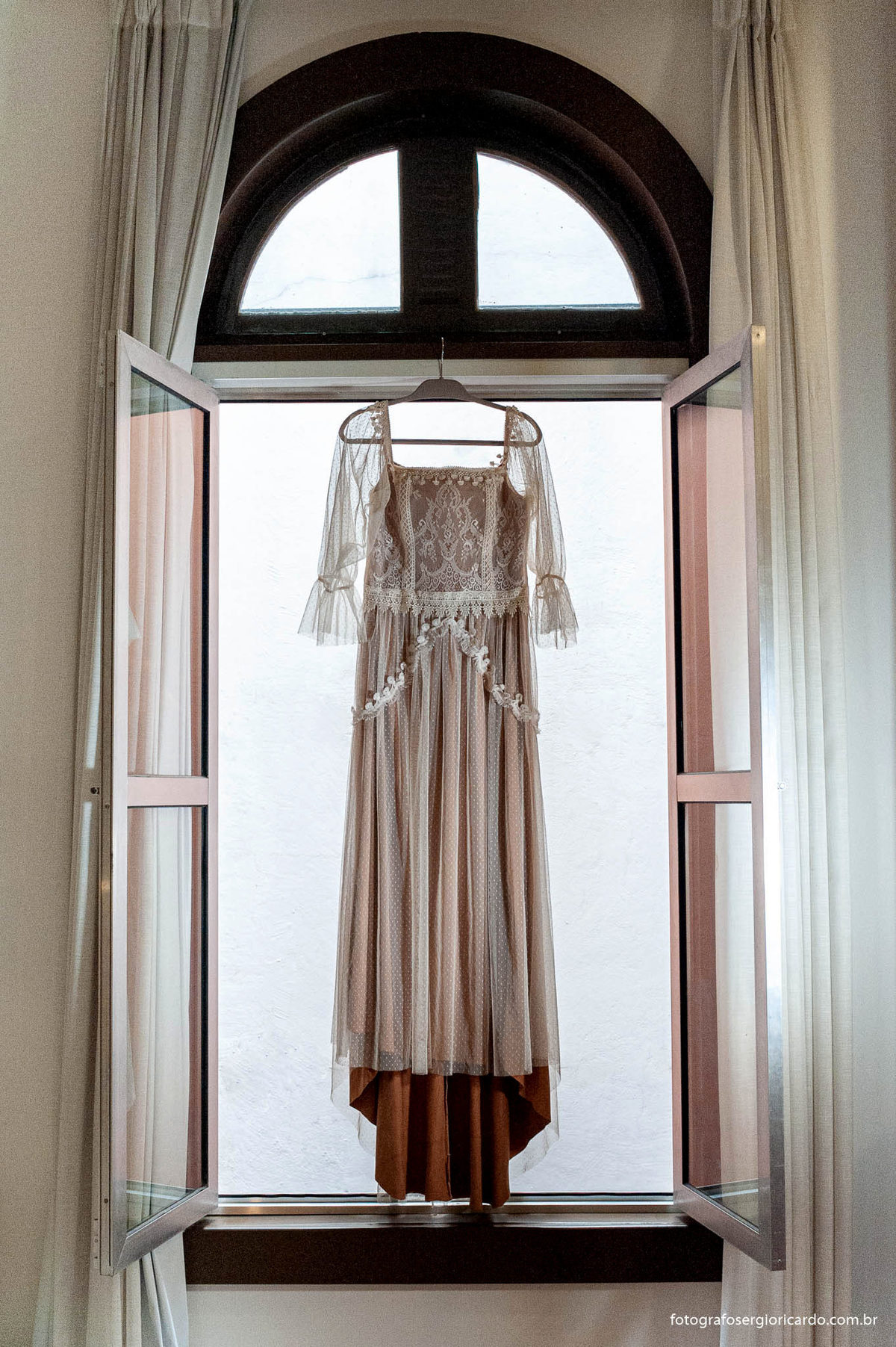 fotografia de vestido de noiva com renda realizada no hostel e suítes villa 25 em laranjeiras no rio de janeiro