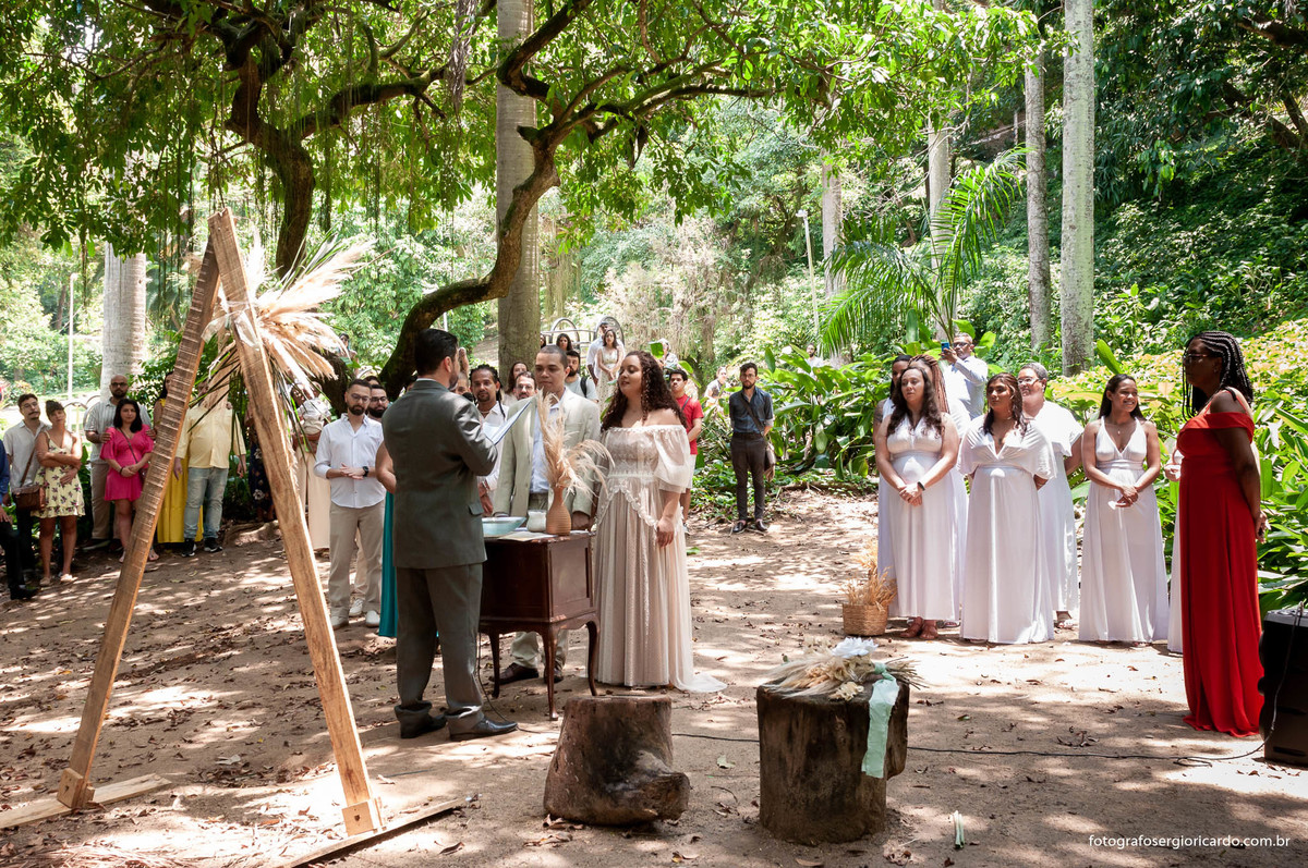 fotografia dos noivos convidados e padrinhos na cerimônia de casamento realizado no parque guinle em laranjeiras no rio de janeiro