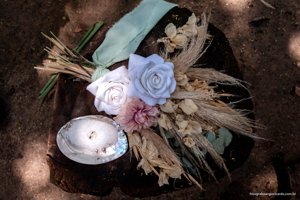 fotografia do noivo entrando com a mãe   na cerimônia de casamento realizado no parque guinle em laranjeiras no rio de janeiro