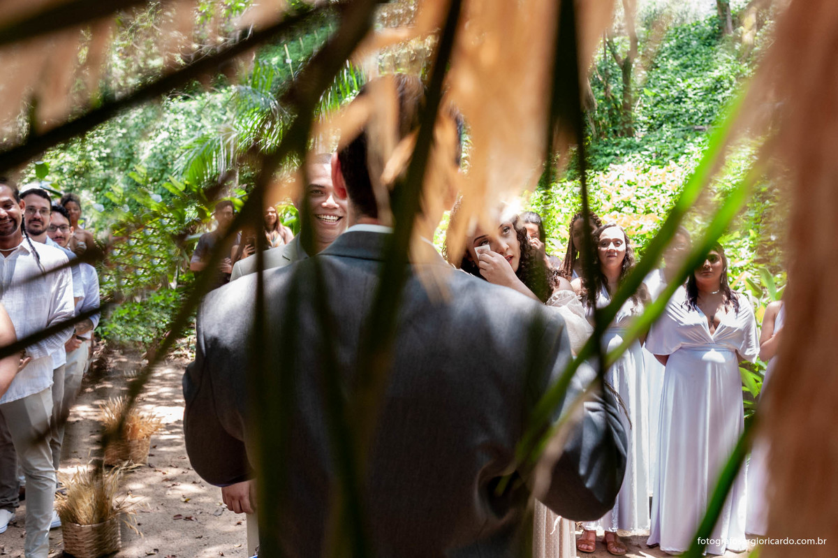 fotografia dos noivos convidados e padrinhos na cerimônia de casamento realizado no parque guinle em laranjeiras no rio de janeiro