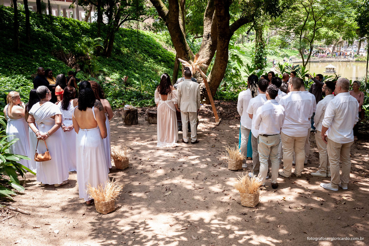 fotografia dos noivos convidados e padrinhos na cerimônia de casamento realizado no parque guinle em laranjeiras no rio de janeiro
