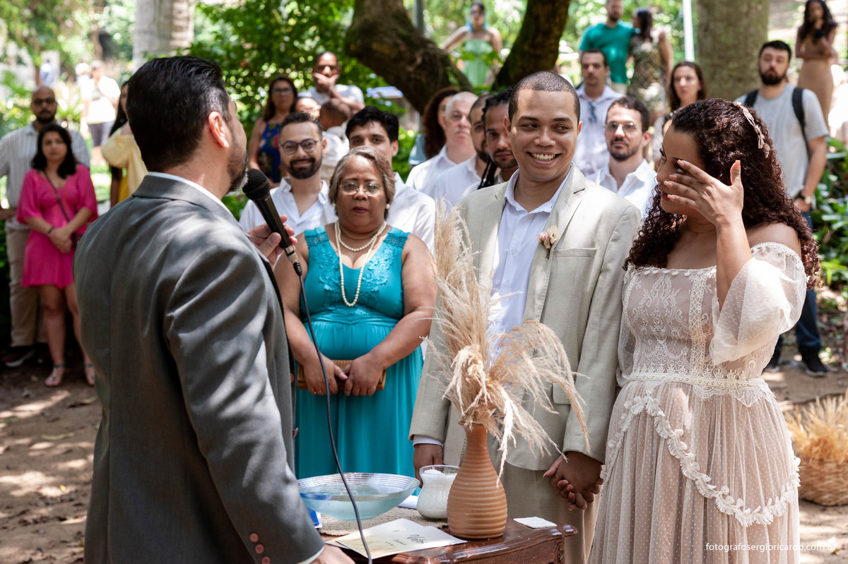 fotografia dos noivos convidados e padrinhos na cerimônia de casamento realizado no parque guinle em laranjeiras no rio de janeiro