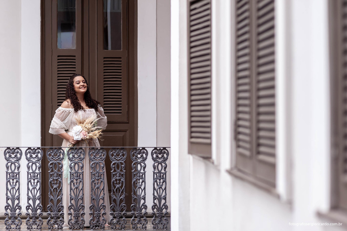 fotografia da noiva com vestido e bouquet de renda no hostel e suítes villa 25 em laranjeiras no rio de janeiro