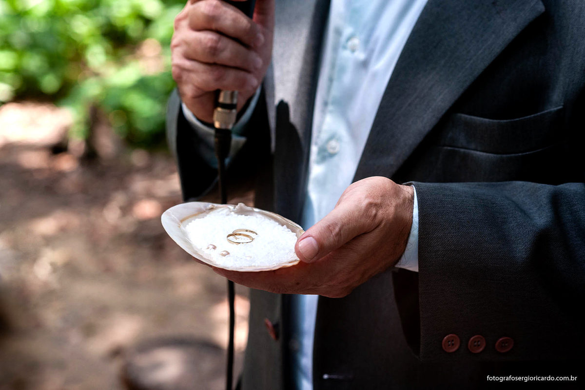 fotografia das alianças na cerimônia de casamento realizado no parque guinle em laranjeiras no rio de janeiro