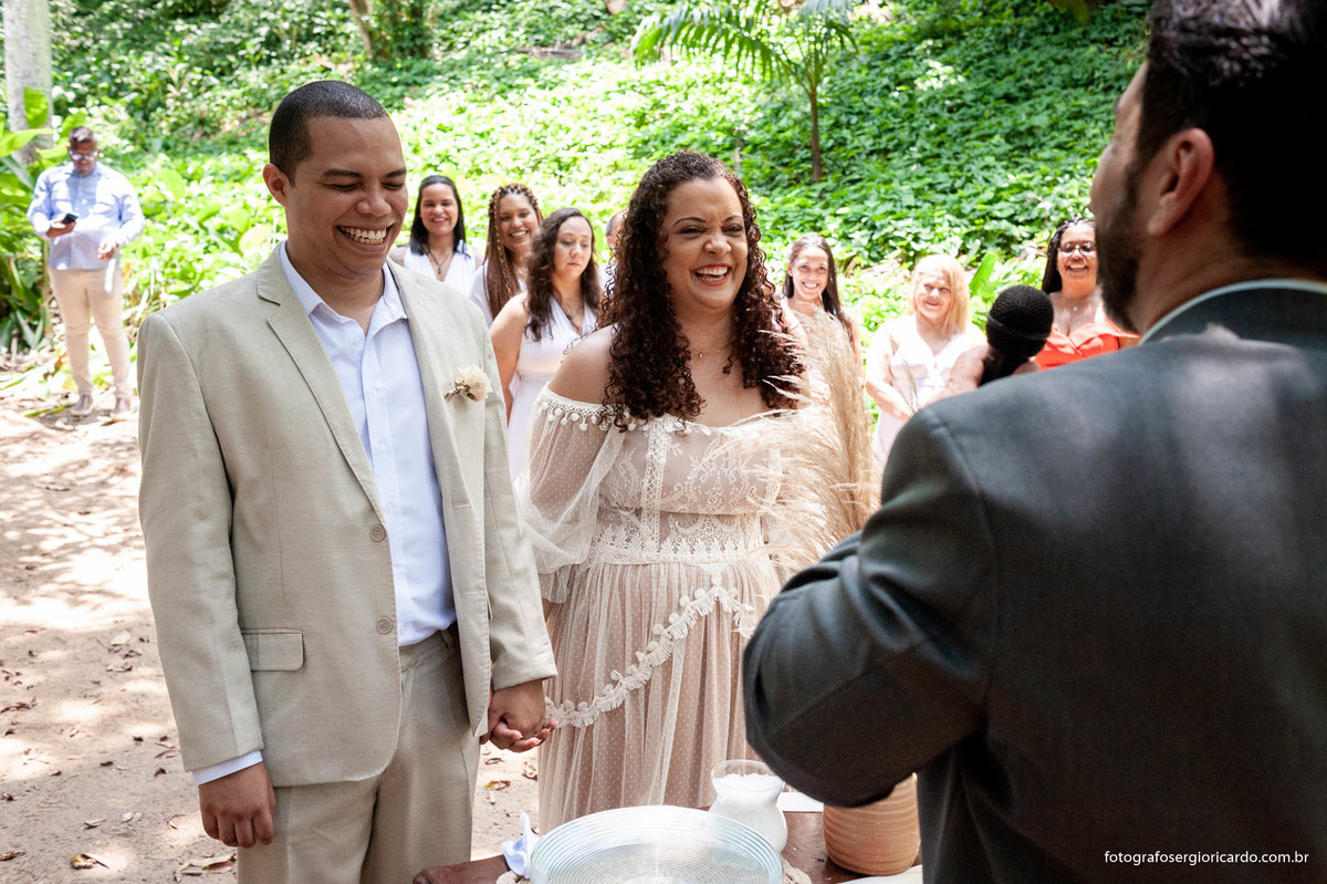 fotografia dos noivos na cerimônia de casamento realizado no parque guinle em laranjeiras no rio de janeiro
