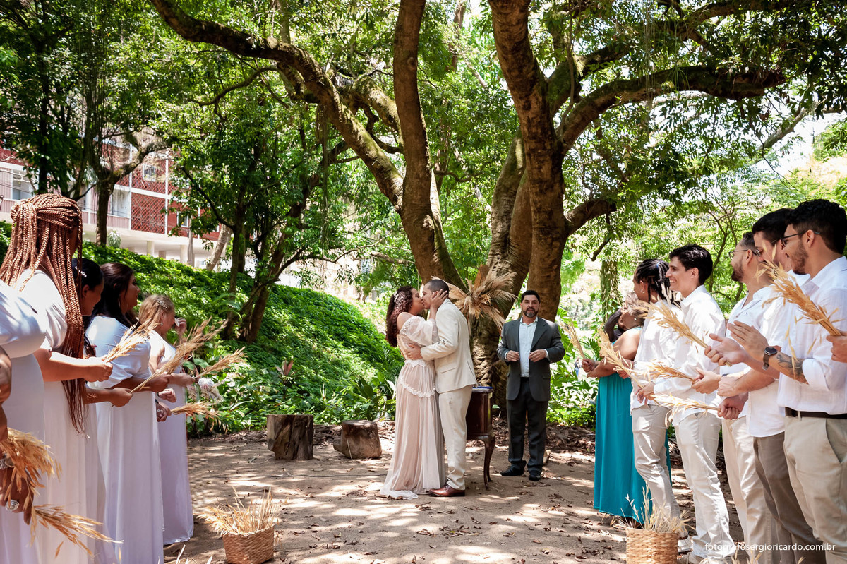 fotografia do beijo dos noivos na cerimônia de casamento realizado no parque guinle em laranjeiras no rio de janeiro