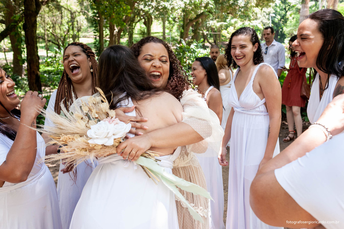 fotografia da noiva e madrinhas na cerimônia de casamento realizado no parque guinle em laranjeiras no rio de janeiro