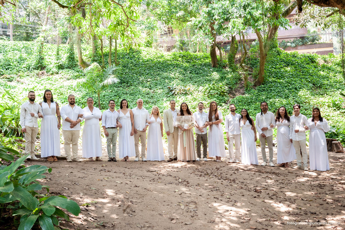 fotografia dos noivos convidados e padrinhos na cerimônia de casamento realizado no parque guinle em laranjeiras no rio de janeiro