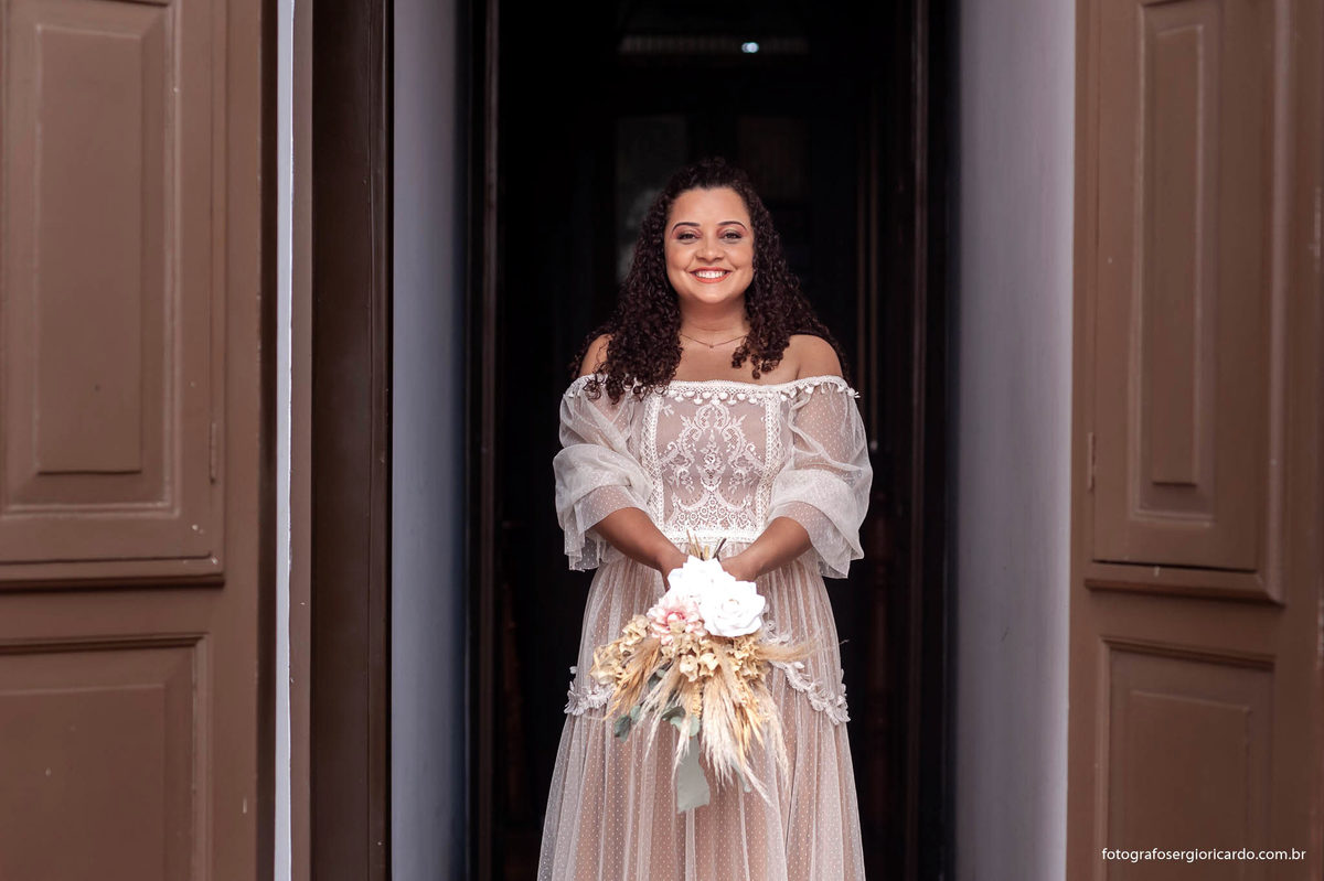 fotografia da noiva com vestido de renda e bouquet no hostel e suítes villa 25 em laranjeiras no rio de janeiro