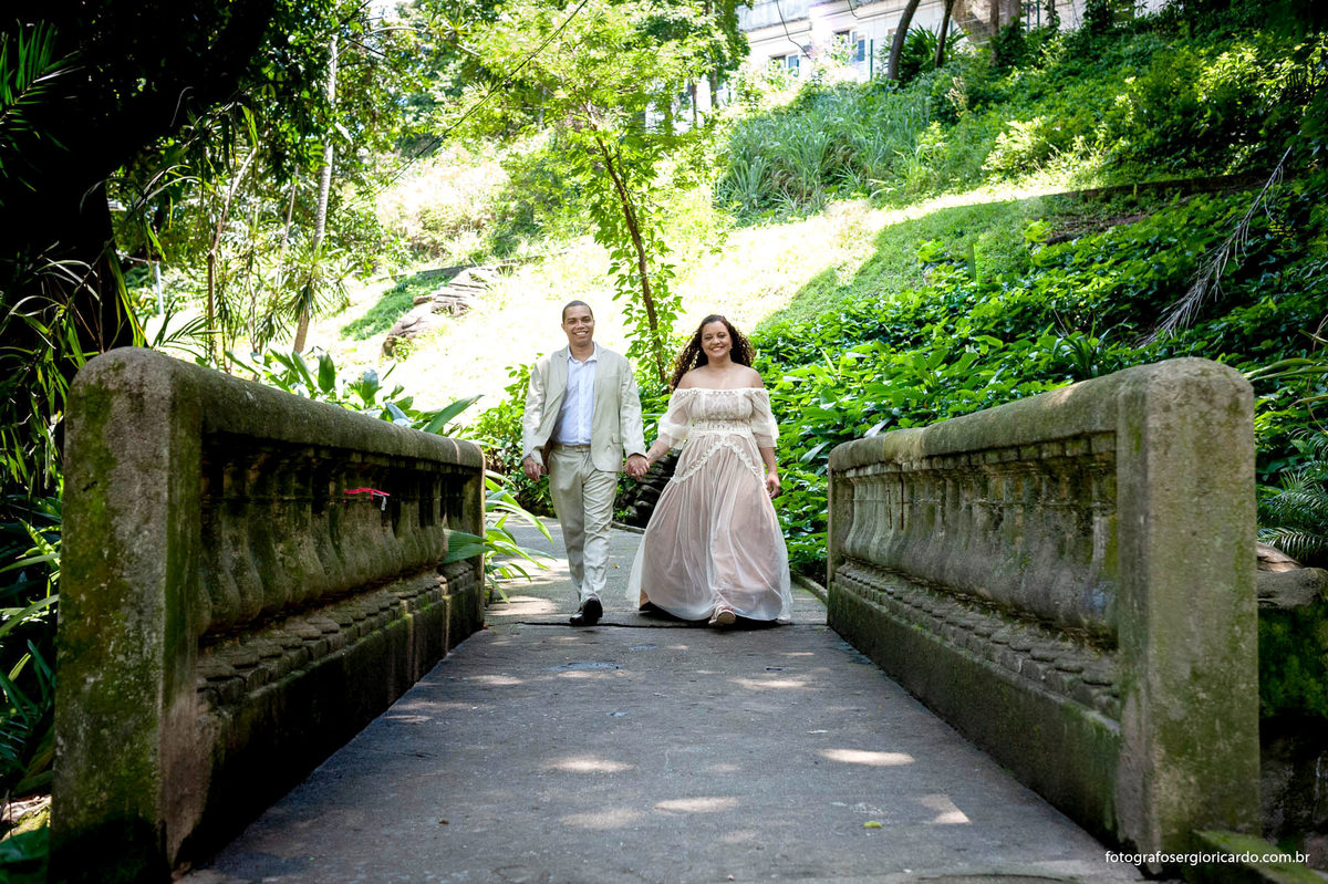 fotografia dos noivos no parque guinle em laranjeiras no rio de janeiro após o casamento