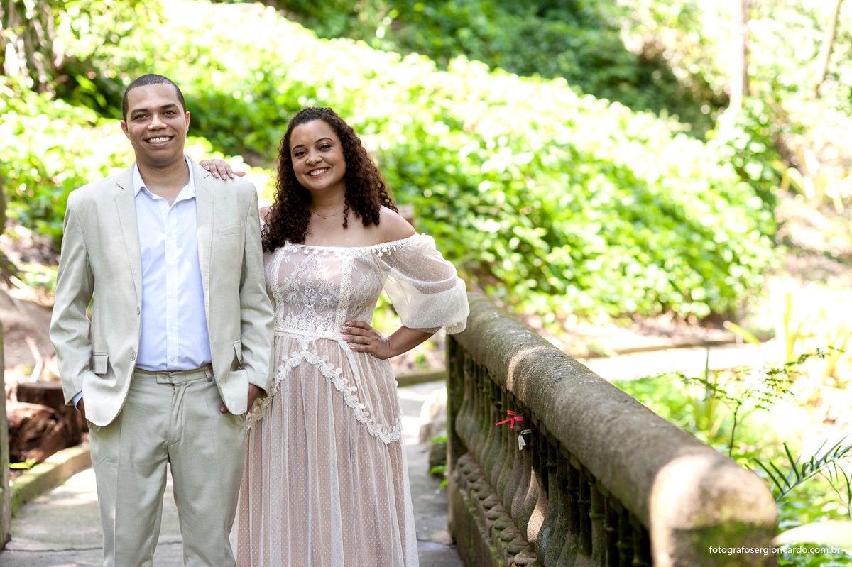 fotografia dos noivos no parque guinle em laranjeiras no rio de janeiro após o casamento