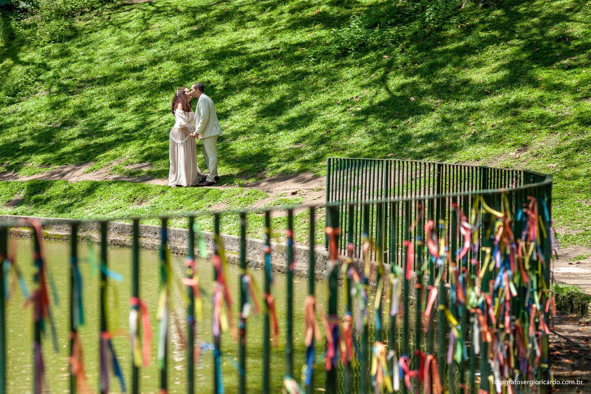 fotografia dos noivos no parque guinle em laranjeiras no rio de janeiro após o casamento