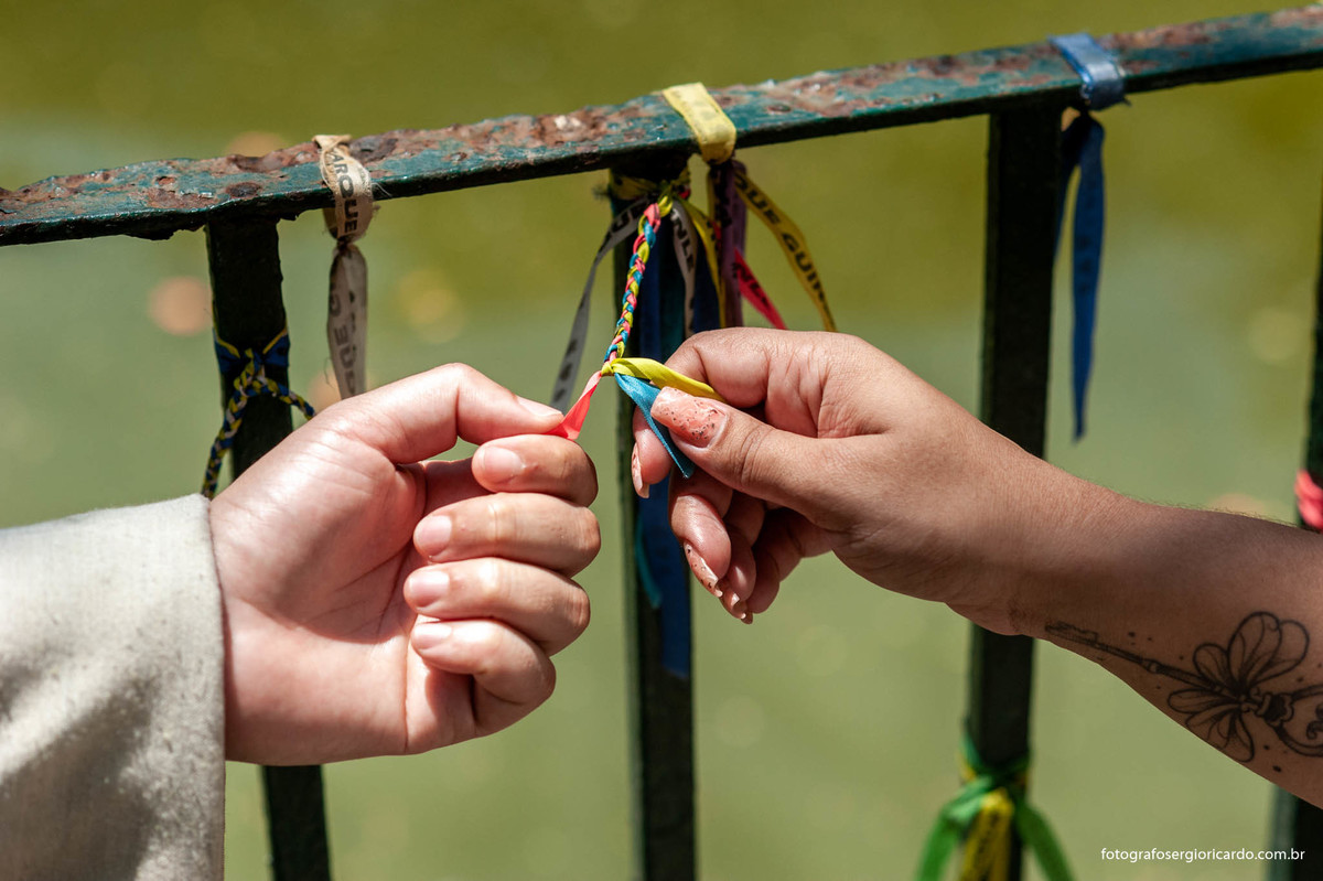 fotografia dos noivos no parque guinle em laranjeiras no rio de janeiro após o casamento