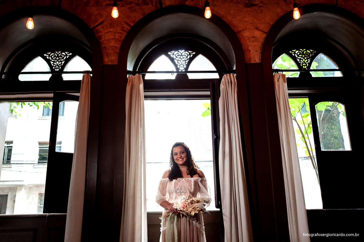 fotografia da noiva com vestido de renda e bouquet no hostel e suítes villa 25 em laranjeiras no rio de janeiro