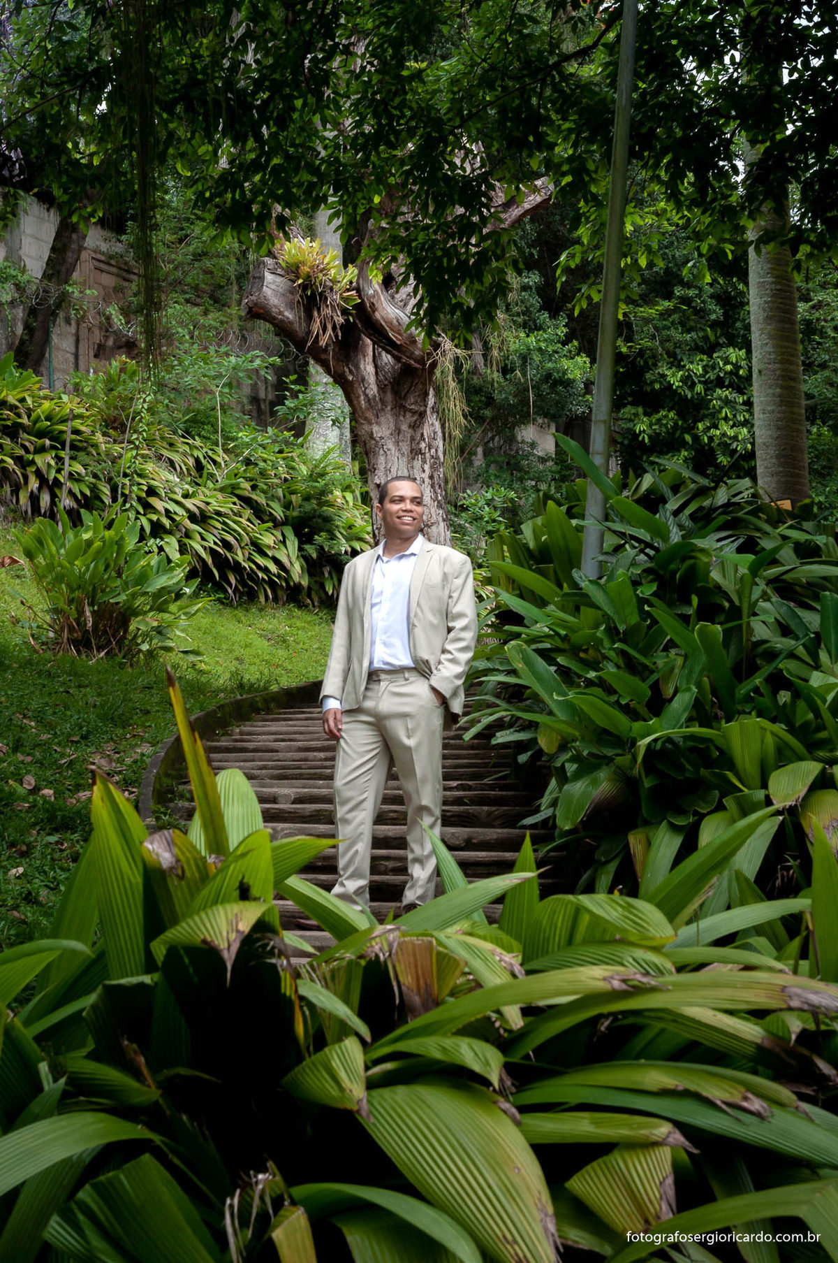 fotografia do noivo no parque guinle em laranjeiras no rio de janeiro