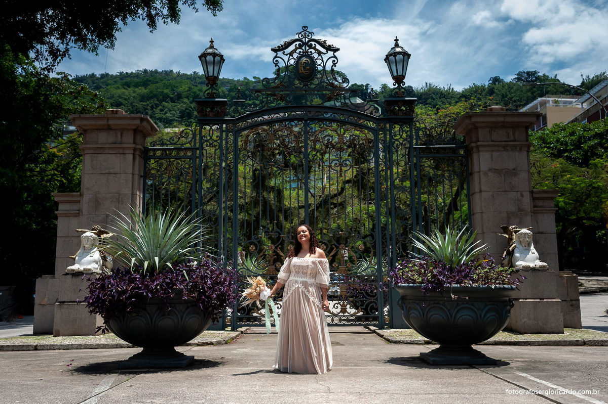 fotografia da noiva no portão de entrada do parque guinle em laranjeiras no rio de janeiro