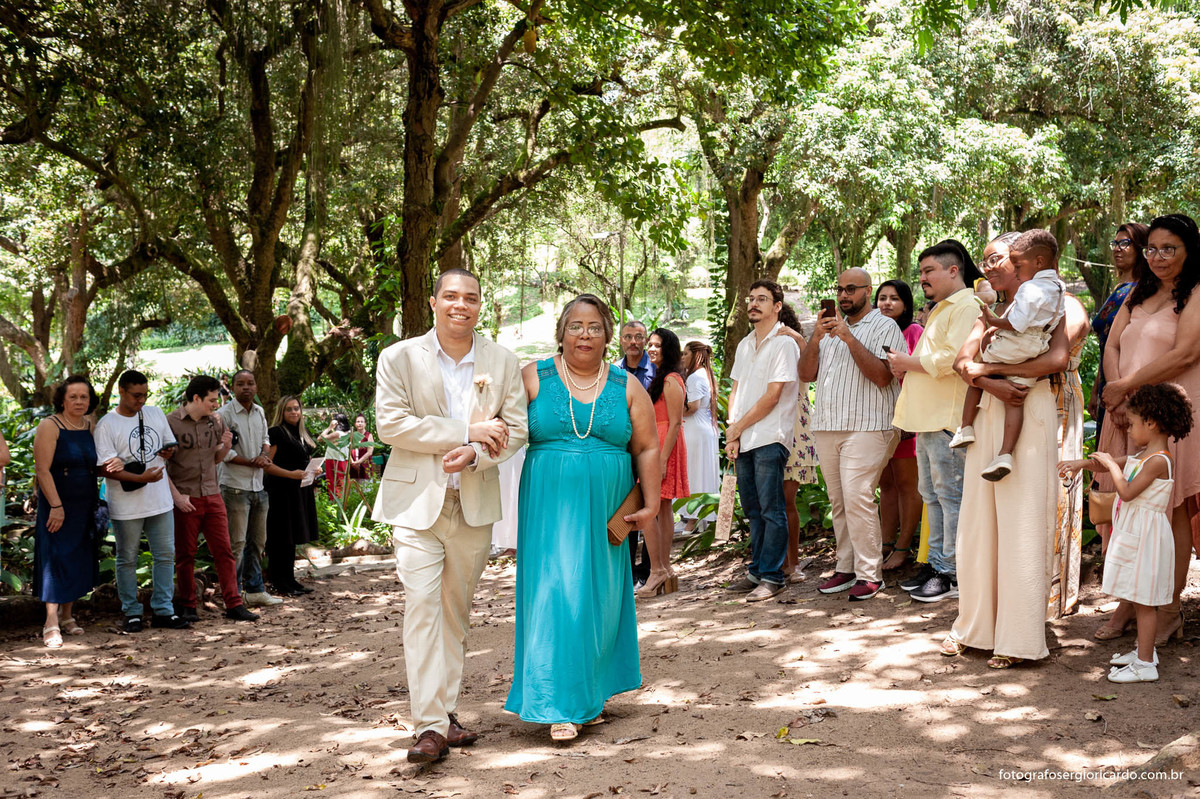 fotografia do noivo entrando com a mãe   na cerimônia de casamento realizado no parque guinle em laranjeiras no rio de janeiro