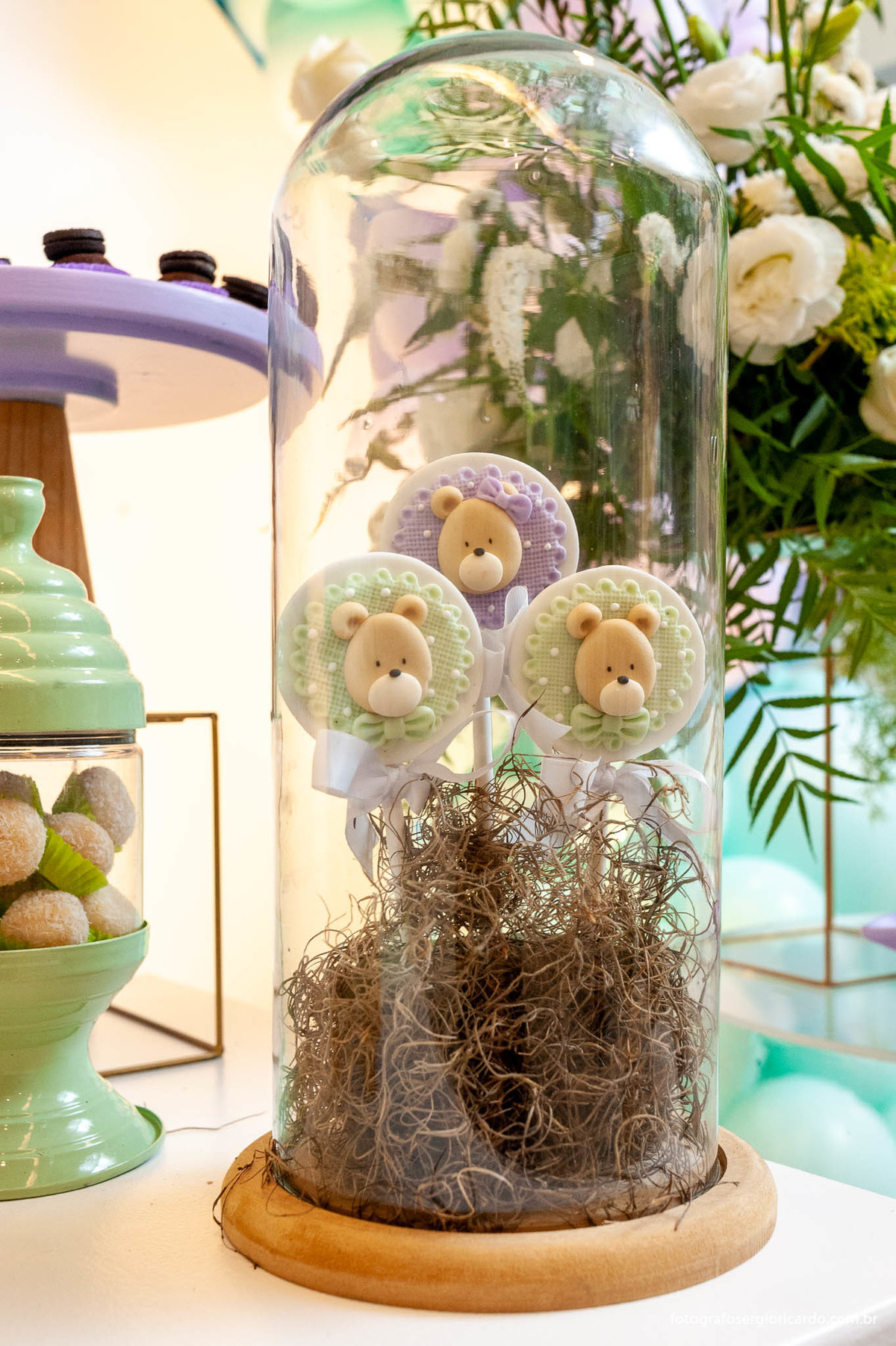 arranjo de doração com pirulito de chocolate verde e lilás de chá revelação rio de janeiro