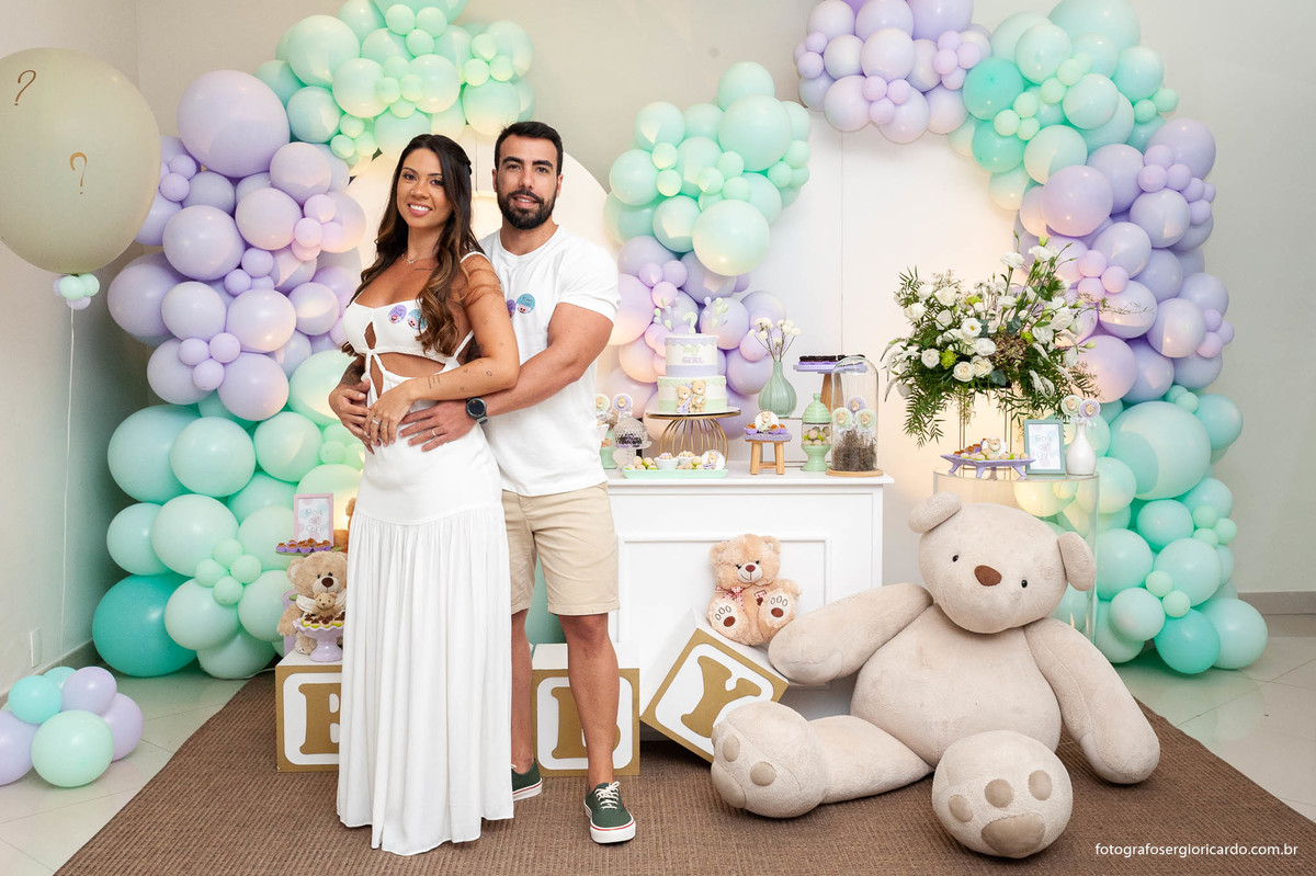 foto do casal com decoração verde e lilás de chá revelação rio de janeiro